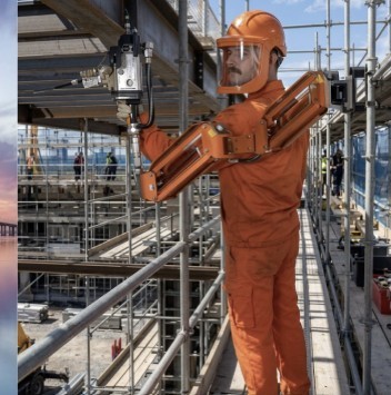 Ouvrier équipé d'un cobot d'assistance sur un échafaudage